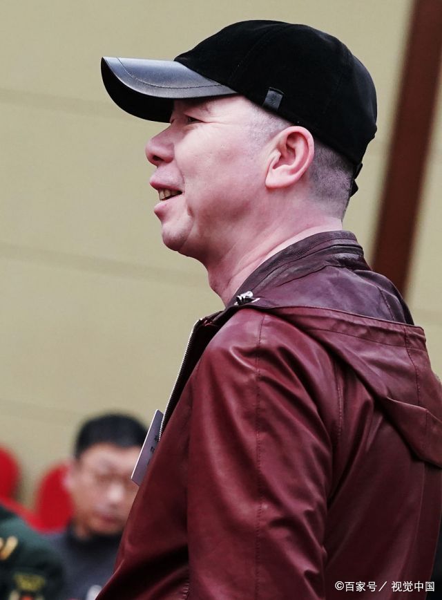 露出一丝微笑的冯小刚导演.